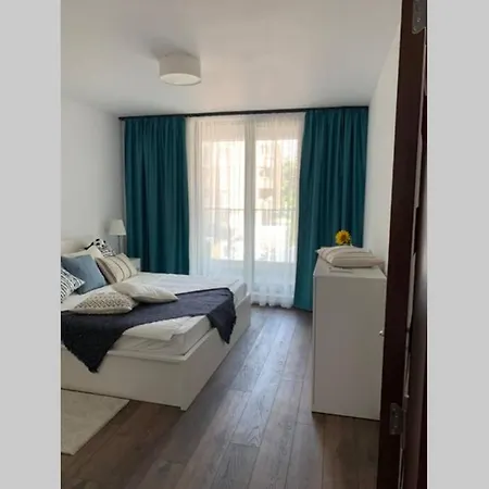2 Bedroom Across The Sea Garden - Brand New, Parking 바르나