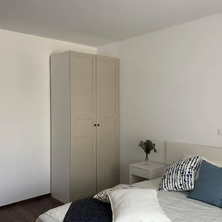 2 Bedroom Across The Sea Garden - Brand New, Parking 아파트 *
