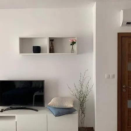 아파트 2 Bedroom Across The Sea Garden - Brand New, Parking *