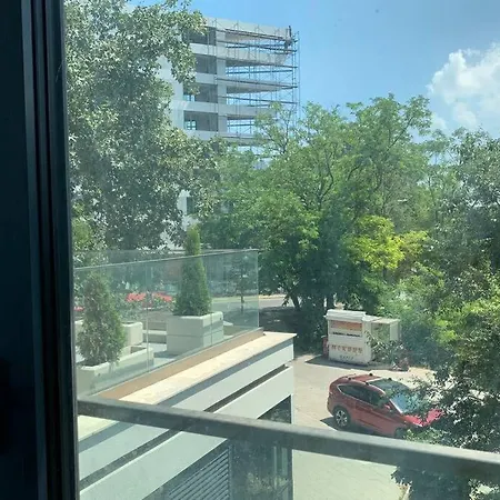2 Bedroom Across The Sea Garden - Brand New, Parking 아파트 바르나