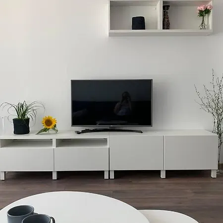 아파트 2 Bedroom Across The Sea Garden - Brand New, Parking 바르나