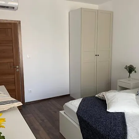 아파트 2 Bedroom Across The Sea Garden - Brand New, Parking 바르나