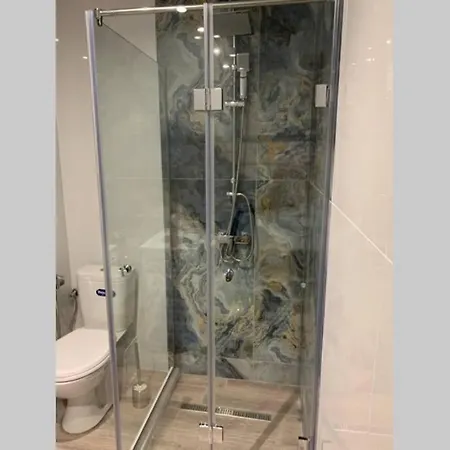 2 Bedroom Across The Sea Garden - Brand New, Parking 아파트