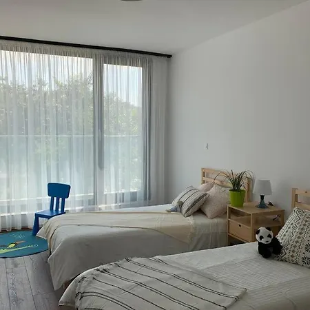 2 Bedroom Across The Sea Garden - Brand New, Parking 바르나