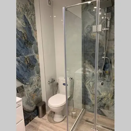 2 Bedroom Across The Sea Garden - Brand New, Parking *