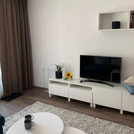 아파트 2 Bedroom Across The Sea Garden - Brand New, Parking *